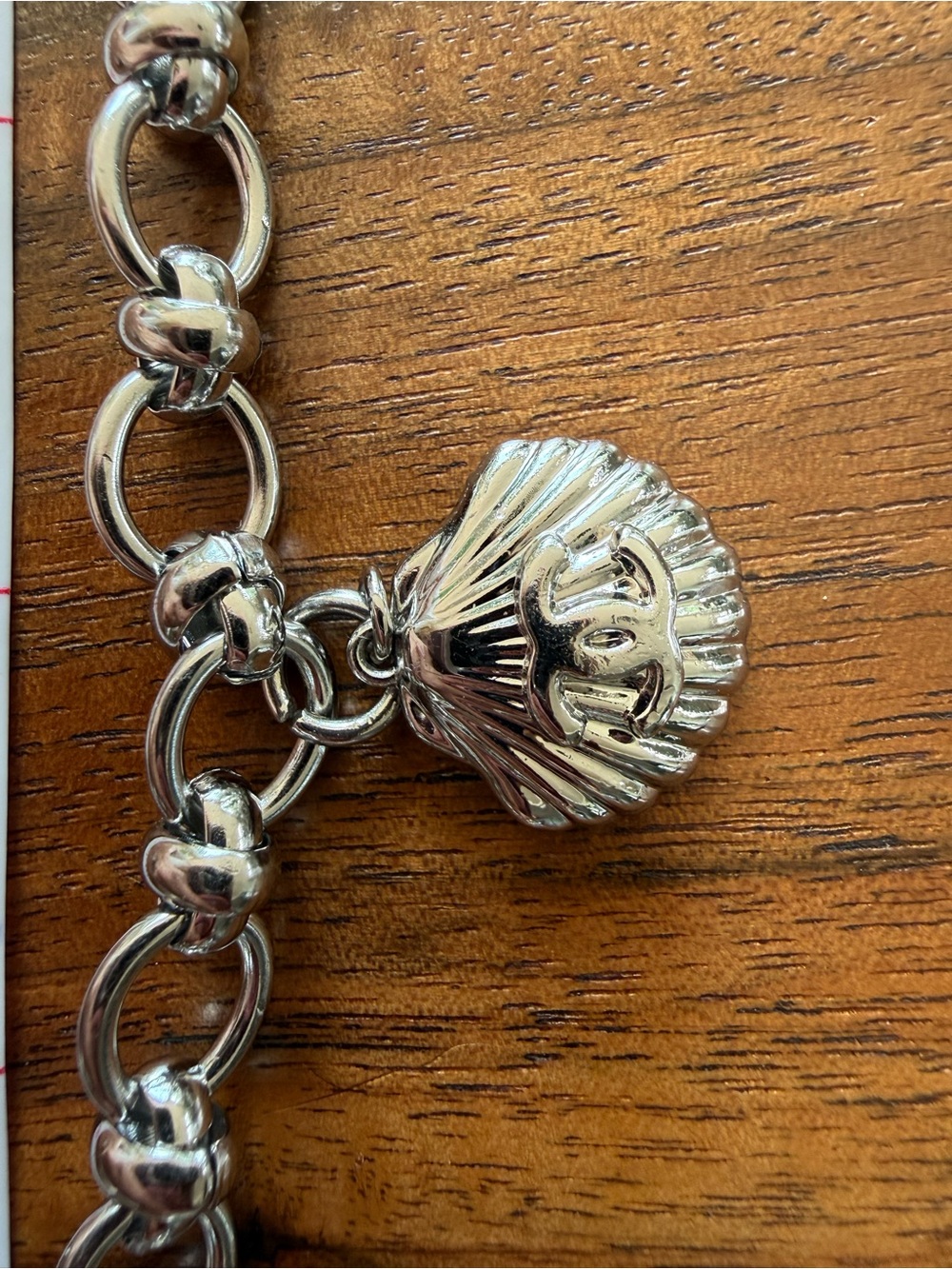 ChaneI Silver-Tone Charm Link Bracelet with Silver Clam Shell of Embellishments. - Picture 3 of 7